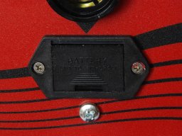 Elemtartó fiók a vízszintmérő kábeldobjának előlapján