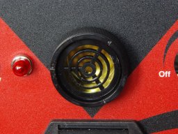 Hangszóró (duda, elektronikus "síp") a vízszintmérő kábeldobjának előlapján