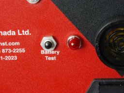 Elem-tesztelő gomb és vörös LED