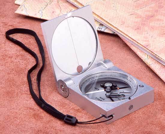 Tükrös geológuskompasz övre akasztható műbőr tokkal, ENVIROTOOLS modell Tükrös geológuskompasz övre akasztható műbőr tokkal, ENVIROTOOLS modell