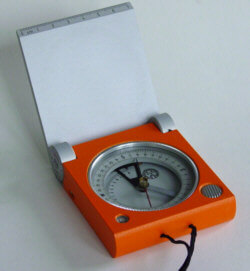 Geológuskompasz övre akasztható bőr tokban, német gyártmány, cikkszám: 108507:305.26 Geológuskompasz övre akasztható bőr tokban, német gyártmány, cikkszám: 108507:305.26