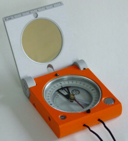 Tükrös geológuskompasz övre akasztható bőr tokban, német gyártmány, cikkszám: 108507:315.26 Tükrös geológuskompasz övre akasztható bőr tokban, német gyártmány, cikkszám: 108507:315.26