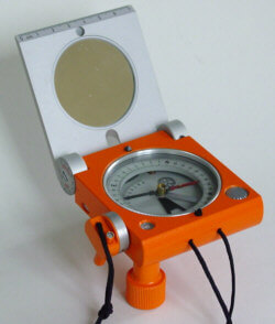 Tükrös kompasz övre akasztható bőr tokban, német gyártmány, cikkszám: 108506:305.26 Tükrös kompasz övre akasztható bőr tokban, német gyártmány, cikkszám: 108506:305.26