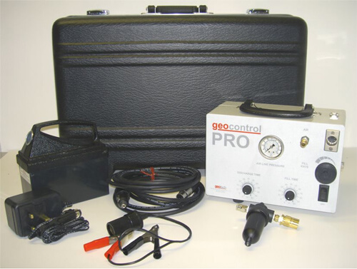 GT Geocontrol PRO Low Flow mintavételi szivattyú vezérlő opcionális hordkofferrel, opcionális 12V hordozható akkumulátorral és töltővel