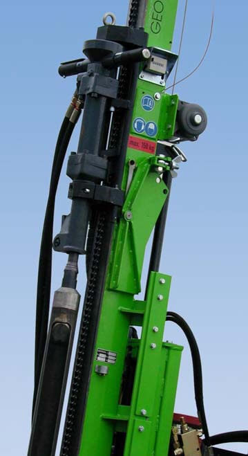 GTR 790 V gumilánctalpas fúróberendezés és verőszonda ejtősúlyokkal és hidraulikus kalapáccsal GTR 790 V gumilánctalpas fúróberendezés és verőszonda ejtősúlyokkal és hidraulikus kalapáccsal