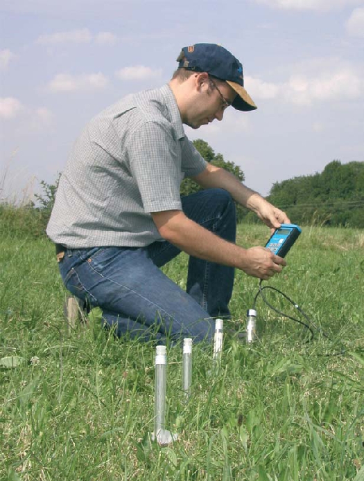 Tenziométerek korábbi színtelen szondaszárral, valamint Infield7 hordozható kéziműszer Tenziométer korábbi színtelen szondaszárral, valamint Infield7 hordozható kéziműszer