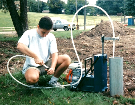 PP2 talajvíz mintavevő inerciaszivattyú terepi használat közben PP2 mintavevő inerciaszivattyú terepi használat közben
